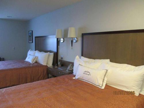 Queen Room with Two Queen Beds and Roll-In Shower- Mobility Access/Non-Smoking