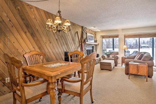 Year-Round Mountain Getaway with Hot Tub Golf Access - image 2
