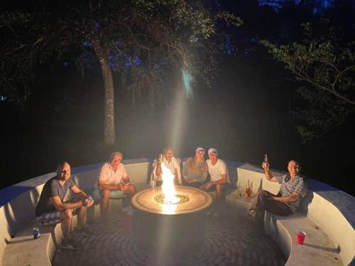 JUPITER WATERFALLS - NEWLY UPDATED - TIKI HUT, FIRE PIT, KITCHEN, POOL HEATER and MORE in Jupiter, USA