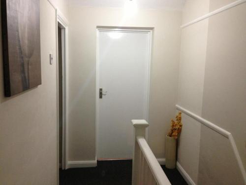 Apple House Guesthouse Heathrow Airport - image 12