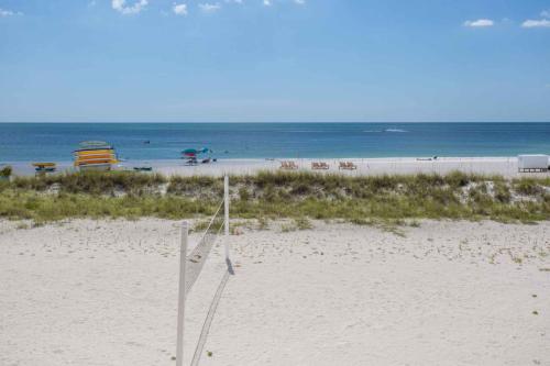 209 Suite - Island Inn - image 14