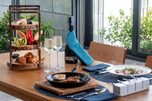 Food and beverages, Oceanphere Pattaya Villa by Elite Suites in Bang Saray