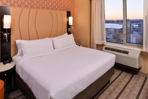 Holiday Inn New York City - Times Square By IHG near Manhattan Skyline