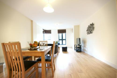Lodge Drive Serviced Apartments - Accommodation - Enfield