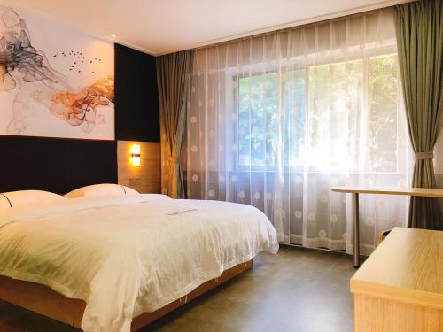 Standard Double Room image 2