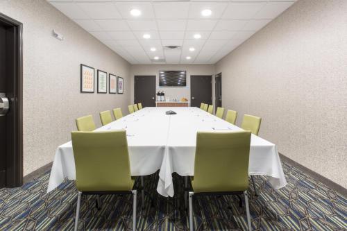 Holiday Inn Express & Suites Rapid City - Rushmore South By IHG - image 4