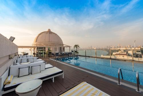 Úszómedence, InterContinental Marine Drive Mumbai By IHG near Rajabai Clock Tower