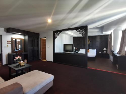 โรงแรมนานาบุรี (Nana Buri Hotel) in ชุมพร