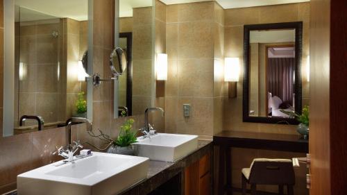 1 King 2 Single Beds Presidential Suite