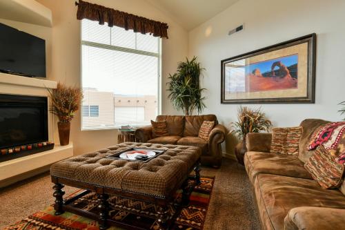 RV Y1 - Stunning townhome, Close to Arches, Private Hot Tub