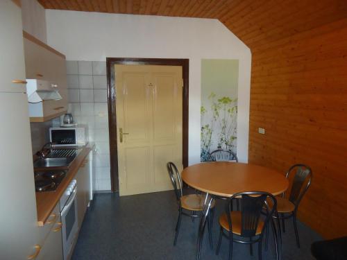 2 bedrooms, 3 beds
