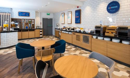 Food and beverages, Holiday Inn Express Bristol City Centre in Lawrence Hill