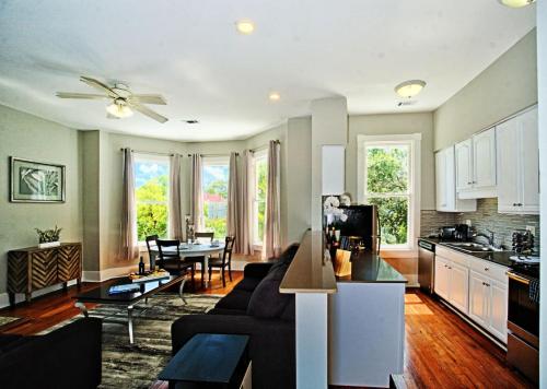 Modern 4 Bed Brownstone in Historic Downtown Savannah