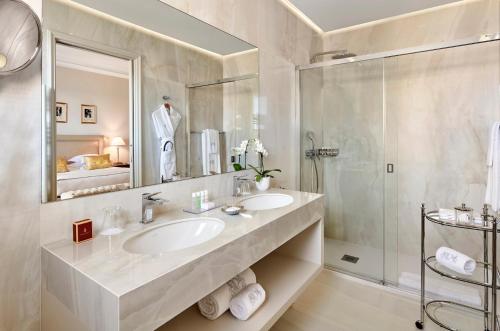 Classic Room with Harbour and Hillside View