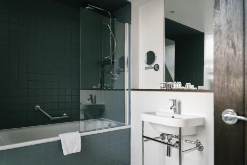 245870187 voco Grand Central Glasgow by IHG