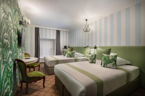 Superior Double Room with Two Double Beds image 2