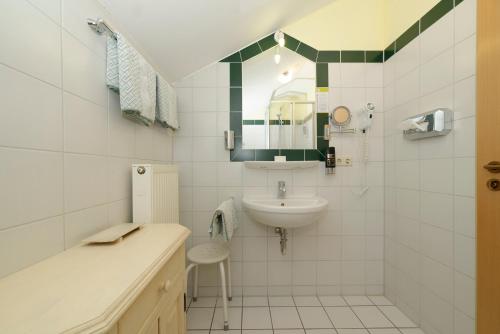 Bathroom, Hotel zum Maximilian in Bad Feilnbach