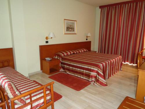 3 twin beds