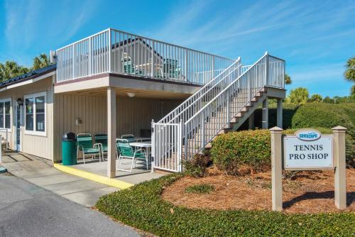 New Listing! Sunny Seascape Condo with 5 Pools condo - image 8