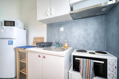 Island-style studio apartment in historic Athens