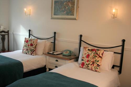 2 twin beds
