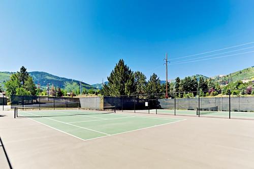 New Listing! Hidden Creek Townhome - Walk to Lift townhouse - image 5