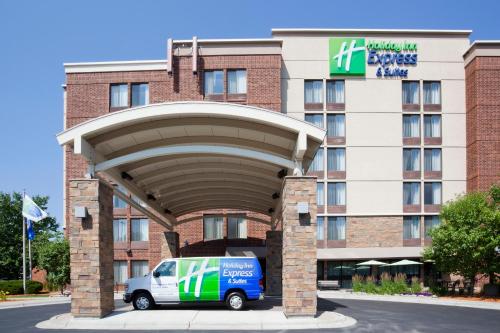 Holiday Inn Express & Suites Bloomington West