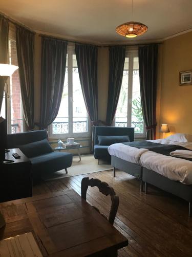 1 queen bed, 2 twin beds