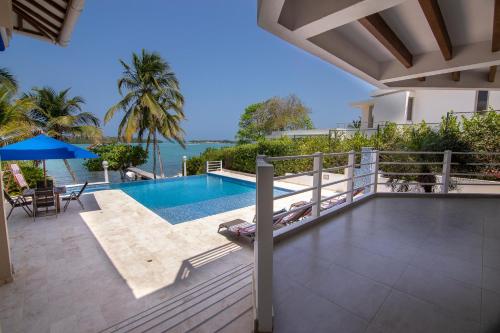 Casa con playa privada y piscina