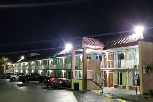 Days Inn & Suites by Wyndham Charleston Airport West