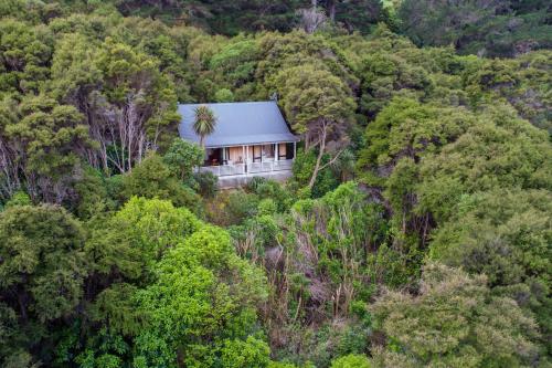 Overton Cottage - Akaroa Holiday Home