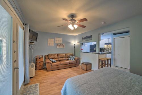 Corpus Christi Condo with Pool Walk to the Beach! in Corpus Christi, USA