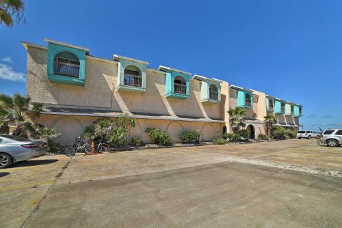 Corpus Christi Condo with Pool Walk to the Beach! - image 5