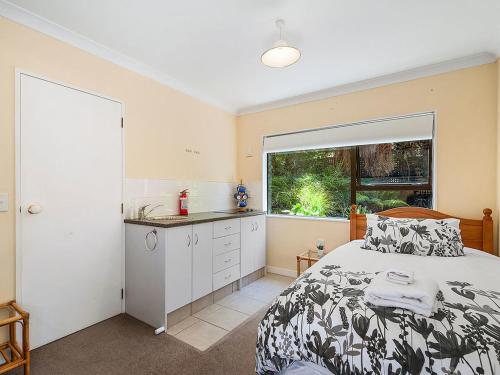 Acacia Bay Getaway - Lake Taupo Holiday Home - image 5