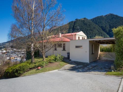 McAlister House - Queenstown Holiday Home - image 2