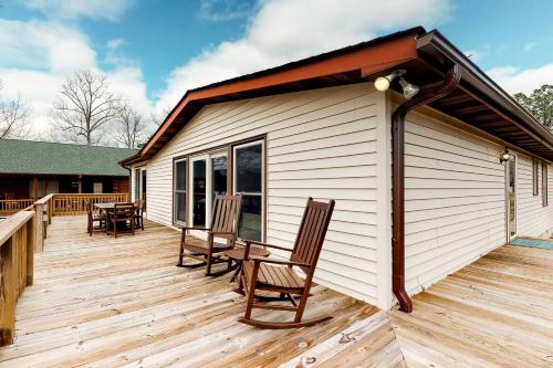 Peaceful Cove Getaway - image 9