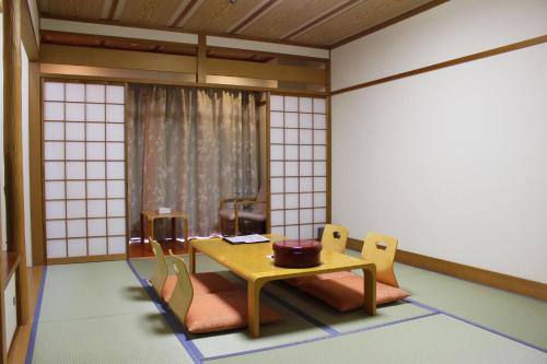 room detail thumbnail 2