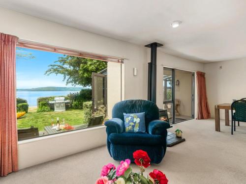 Mokoia Sunrise - Lakefront Ngongotaha Holiday Home photo 1