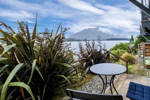 Misty Lakes - Queenstown Lakefront Apartment