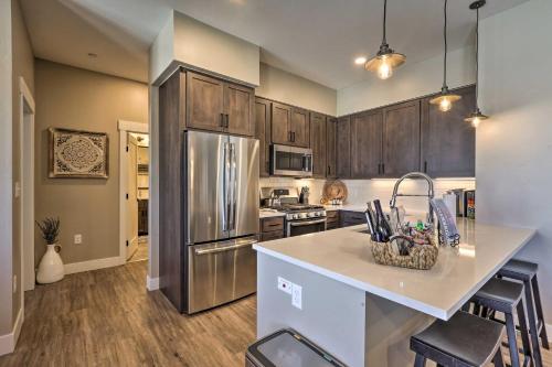 Condo with View - 1 Block to Main St - 4 Mi to Ski! thumb 2