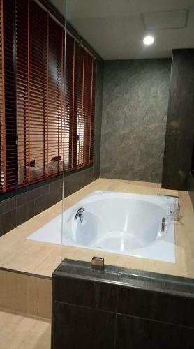 Bathroom, Paklop Resort in Lopburi