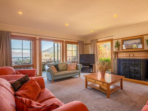 McAlister House - Queenstown Holiday Home - image 3