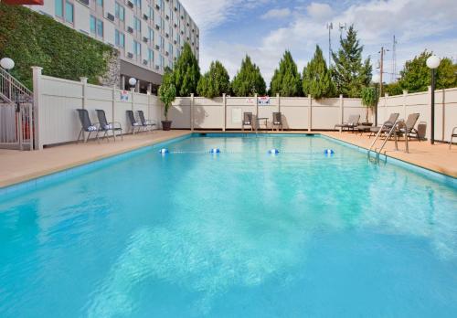Swimming pool, Holiday Inn At the Campus in Anderson Avenue