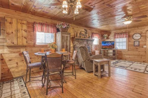 Bear Den, Hot Tub, Cozy Cabin Retreat in the Smokies Comfort & Fun for All, Sevierville (Foto 6)