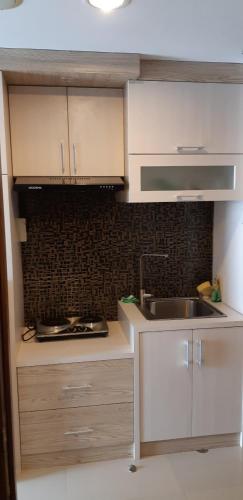 Kitchen, Channel Stay @ Bogor Icon Apartment in Tanah Sereal