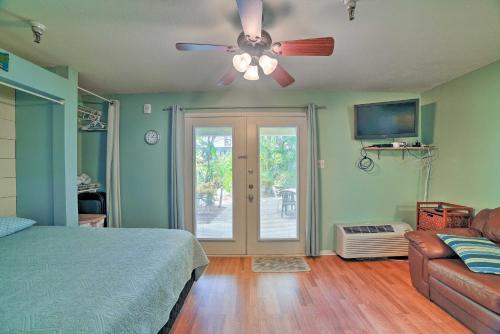 Corpus Christi Condo with Pool Walk to the Beach! in Corpus Christi, USA