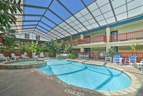 Corpus Christi Condo with Pool Walk to the Beach! in Corpus Christi, USA