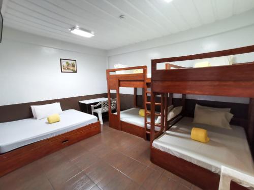 1 queen bed, 1 twin bed, 4 bunk beds
