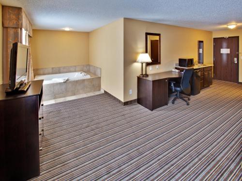 Holiday Inn Express Hotel & Suites Council Bluffs - Convention Center Area