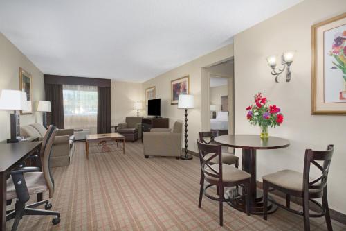 Holiday Inn Riverton-Convention Center an IHG Hotel - image 8